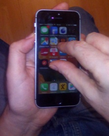 Zwei Finger auf einem iPhone-Bildschirm